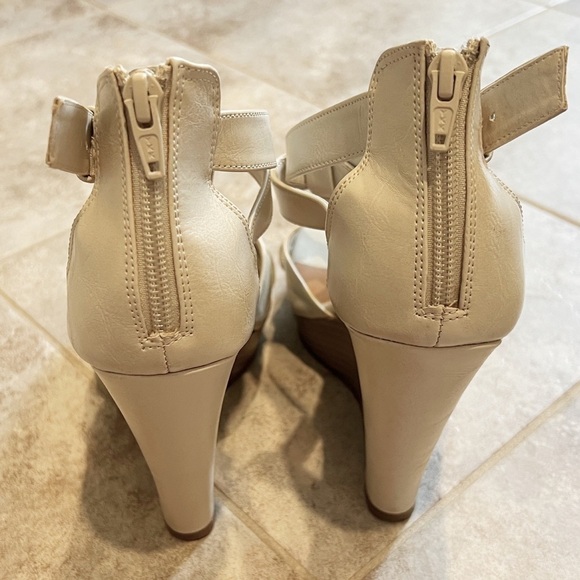 Elle Ivory Brie platform t strap wedge sandals size 9 - Picture 6 of 10